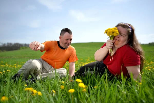 Liebespaar mit Down-Syndrom — Stockfoto