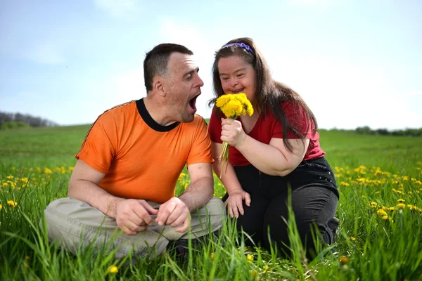 Downův syndrom láska pár — Stock fotografie