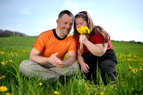 Downův syndrom láska pár — Stock fotografie