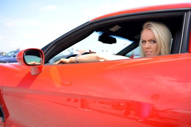 güzel bir kadın spor arabada oturan