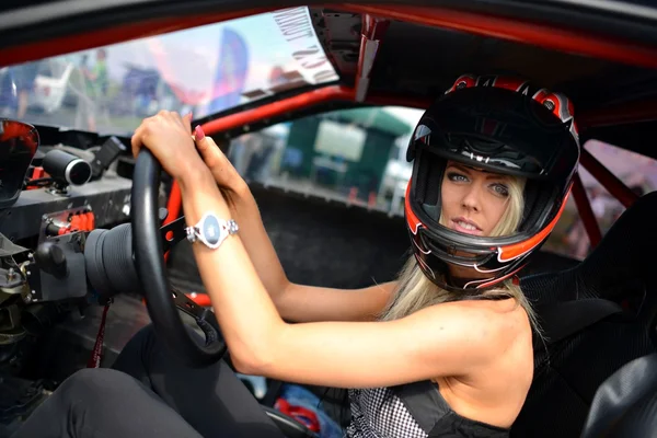 Güzel bir kadın spor arabada oturan — Stok fotoğraf