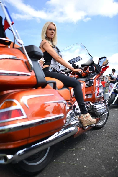 Menina em uma motocicleta — Fotografia de Stock