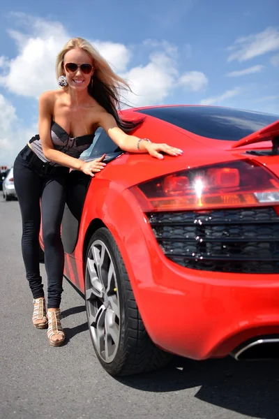 Beautiful woman near sport car — Stock Photo, Image