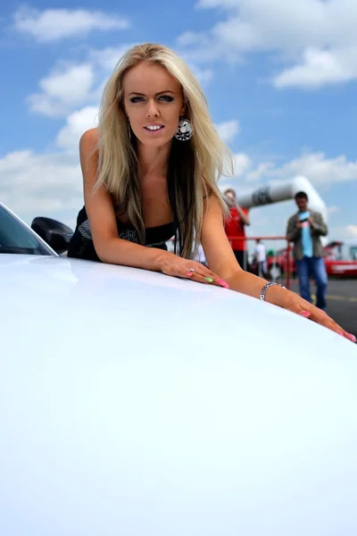 Hermosa mujer cerca de coche deportivo — Foto de Stock