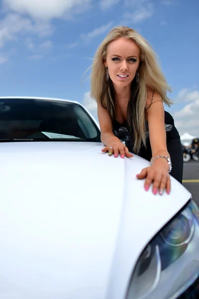 Mooie vrouw in de buurt van sport auto — Stockfoto