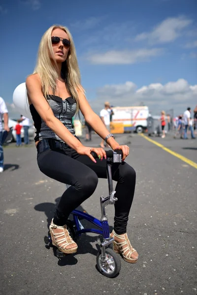 Chica en una motocicleta — Foto de Stock