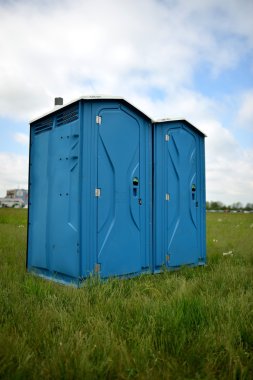 bulutlu bir bulutlu gün taşınabilir iki banyolar