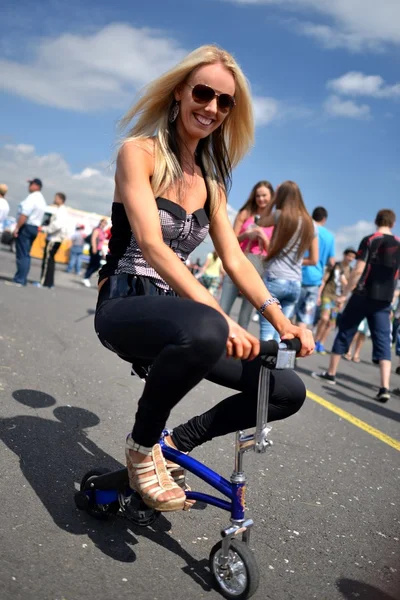 Chica en una motocicleta — Foto de Stock