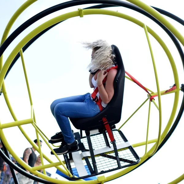 Vrouw op extreme stoel — Stockfoto