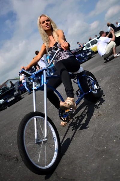 Lány egy motorkerékpár — Stock Fotó