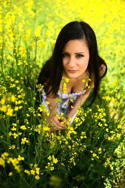 Κορίτσι σε ένα χωράφι με κίτρινα λουλούδια — Φωτογραφία Αρχείου