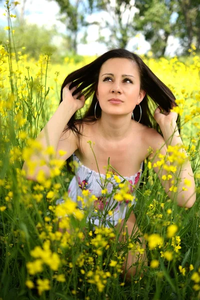 Sarı çiçek tarlasında bir kız — Stok fotoğraf