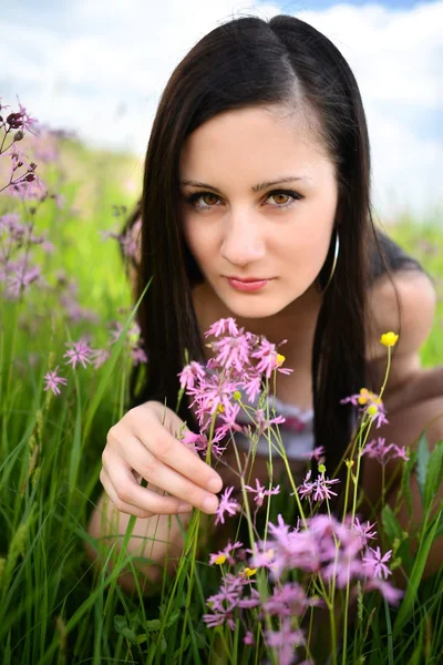 Frühlingsfrau — Stockfoto