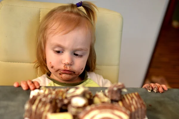 Mignonne petite fille manger gâteau — Photo