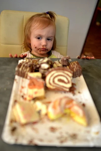 Carino bambina mangiare torta — Foto Stock