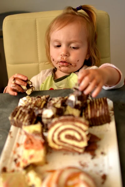 Söt liten flicka äter tårta — Stockfoto