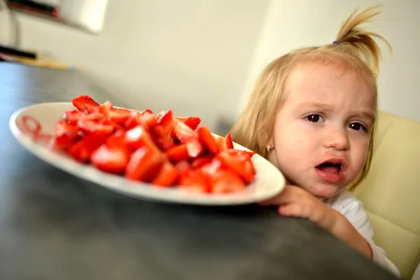 Ragazzina mangiare fragola — Foto Stock