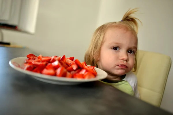 Meisje dat aardbeien eet — Stockfoto