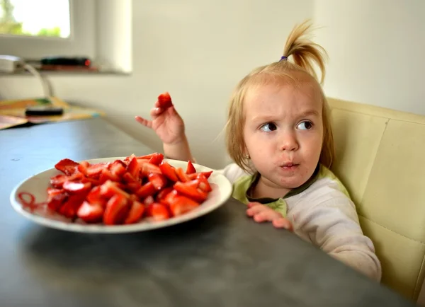 Menina comendo morango — Fotografia de Stock