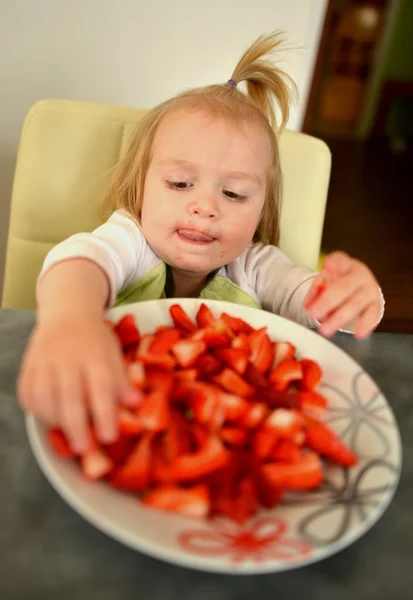 Kleines Mädchen isst Erdbeere — Stockfoto