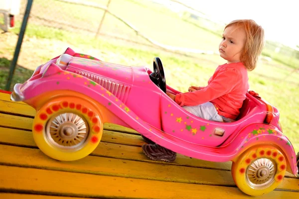 Jolie fille dans une petite voiture — Photo