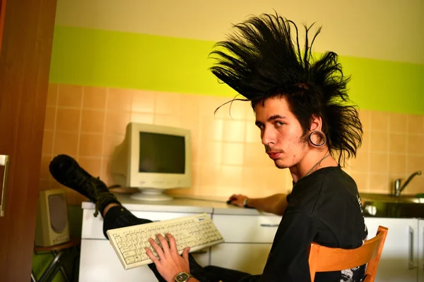 Punk menino com teclado — Fotografia de Stock