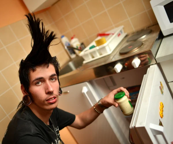 Punk jongen thuis — Stockfoto