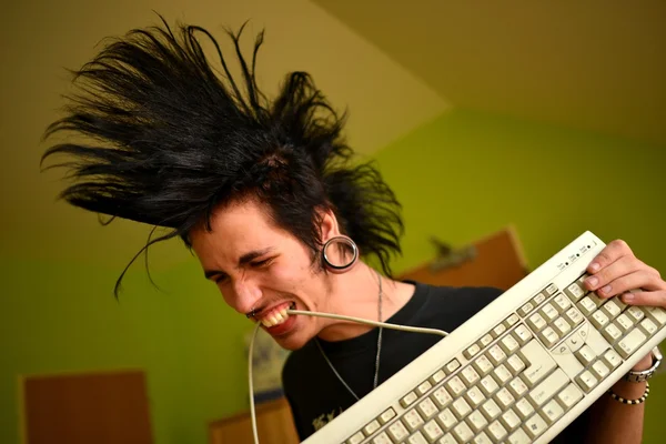 Punk-Junge mit Keyboard — Stockfoto