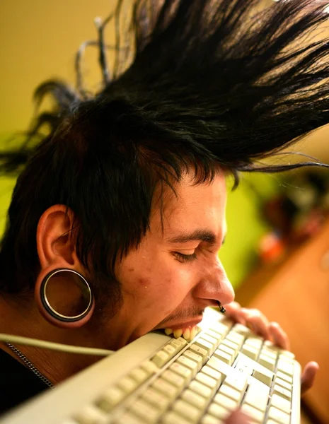 Punk-Junge mit Keyboard — Stockfoto
