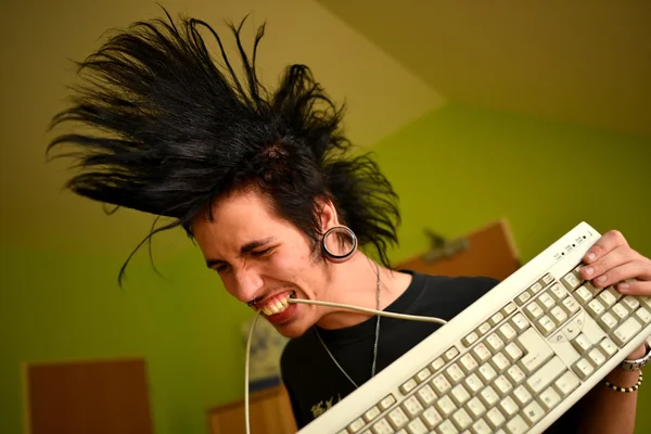 Punk jongen met toetsenbord — Stockfoto