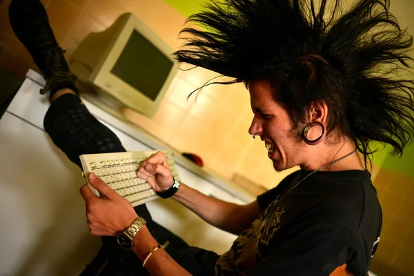 Punková chlapec s klávesnicí — Stock fotografie