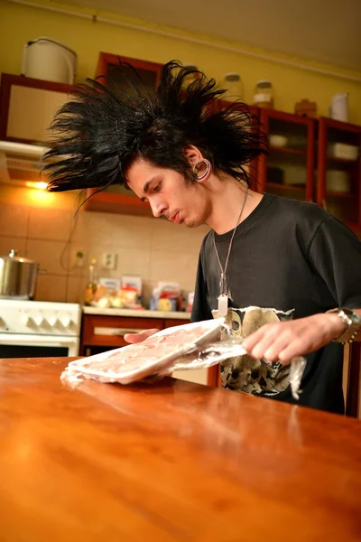 Jovem punk cozinhar — Fotografia de Stock