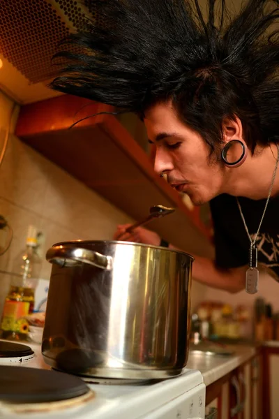 요리 하는 젊은 펑크 — 스톡 사진
