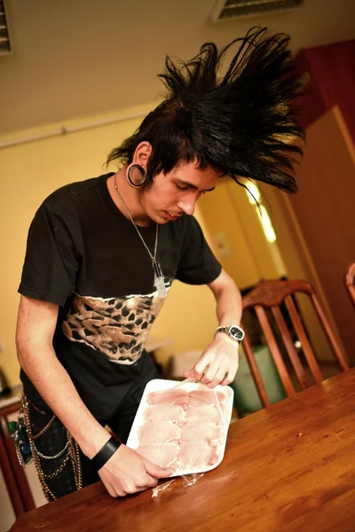 Young punk memasak — Stok Foto