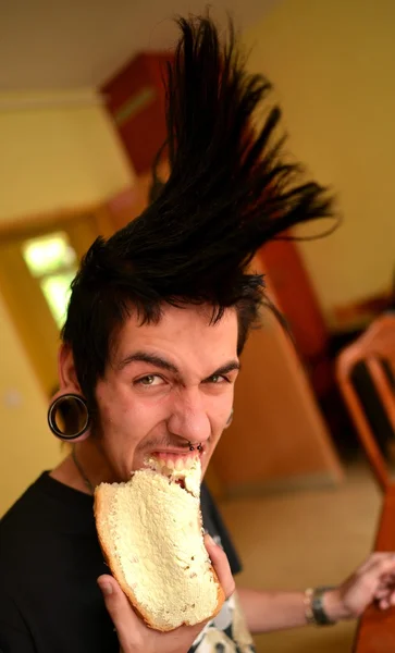 Punk pojken äta — Stockfoto