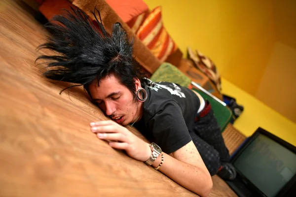 Junger Punk schläft — Stockfoto
