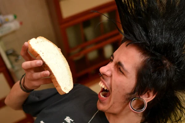 Punk ragazzo mangiare — Foto Stock