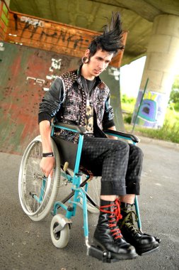 Punk çocuğa tekerlekli sandalye