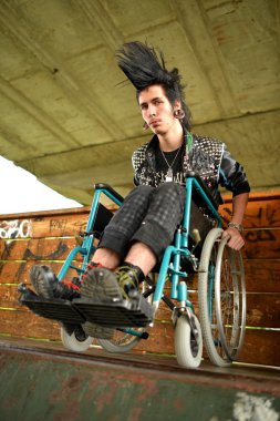 Punk çocuğa tekerlekli sandalye