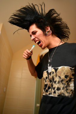 Punk çocuk dişlerini fırçalayıp fırçalamadığını.