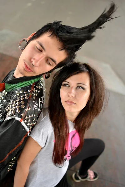 Yong couple posing — Stock Photo, Image