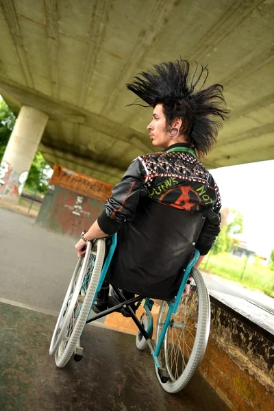 Punkjunge im Rollstuhl — Stockfoto