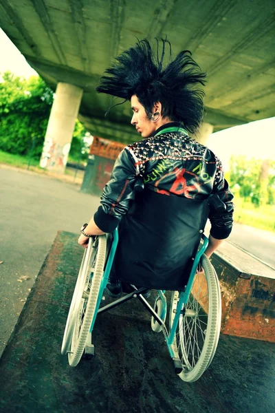 Punk jongen in een rolstoel — Stockfoto