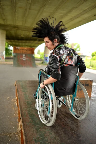 Панк-хлопчик у інвалідному візку — стокове фото