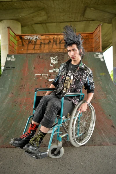 Punk ragazzo in un sedia a rotelle — Foto Stock