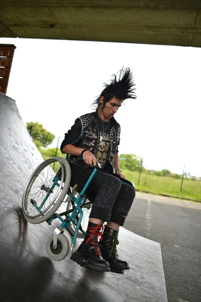 Punk boy dans un fauteuil roulant — Photo