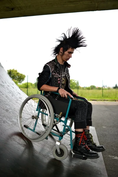 Punk boy dans un fauteuil roulant — Photo