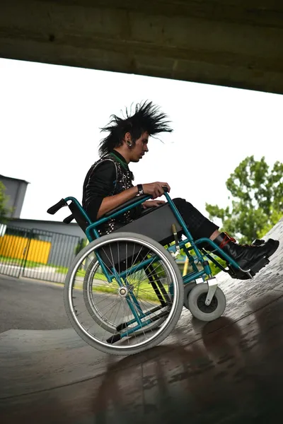 Punk pojke i rullstol — Stockfoto