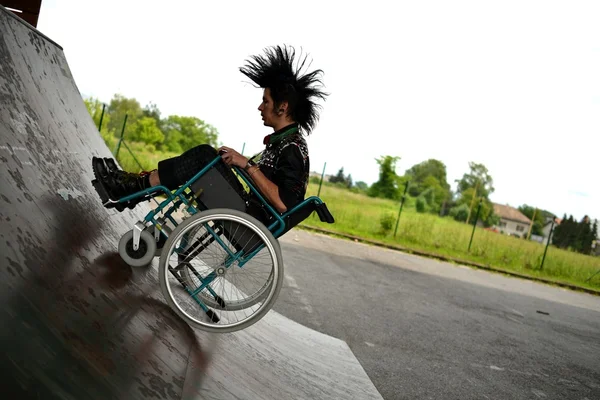 Punk jongen in een rolstoel — Stockfoto