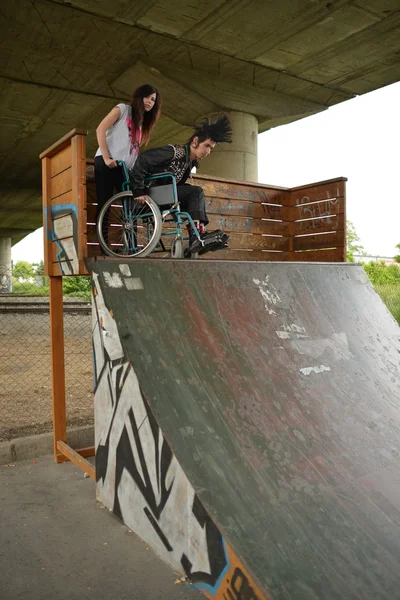 Punk boy dans un fauteuil roulant — Photo